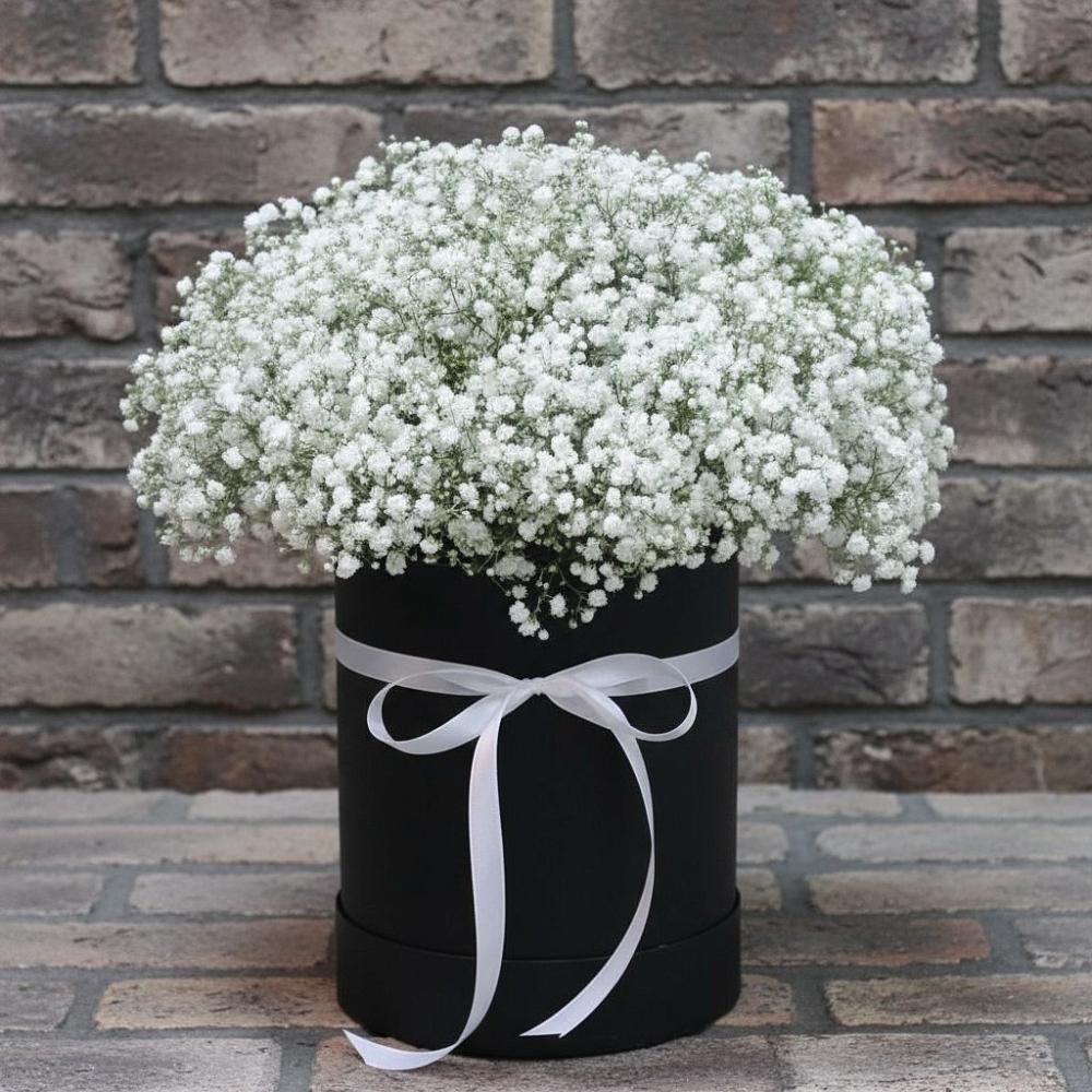 Цветочная композиция из Гипсофила в шляпной коробке в Михнево