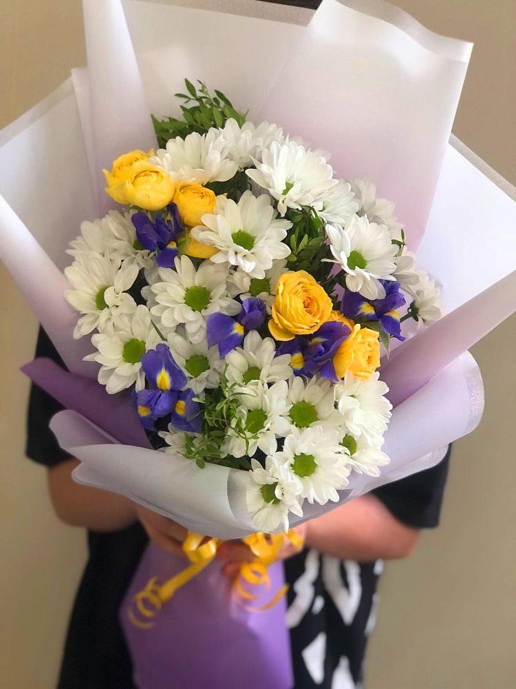 Букет цветов из: Ирисы, Хризантемы и Розы в Михнево
