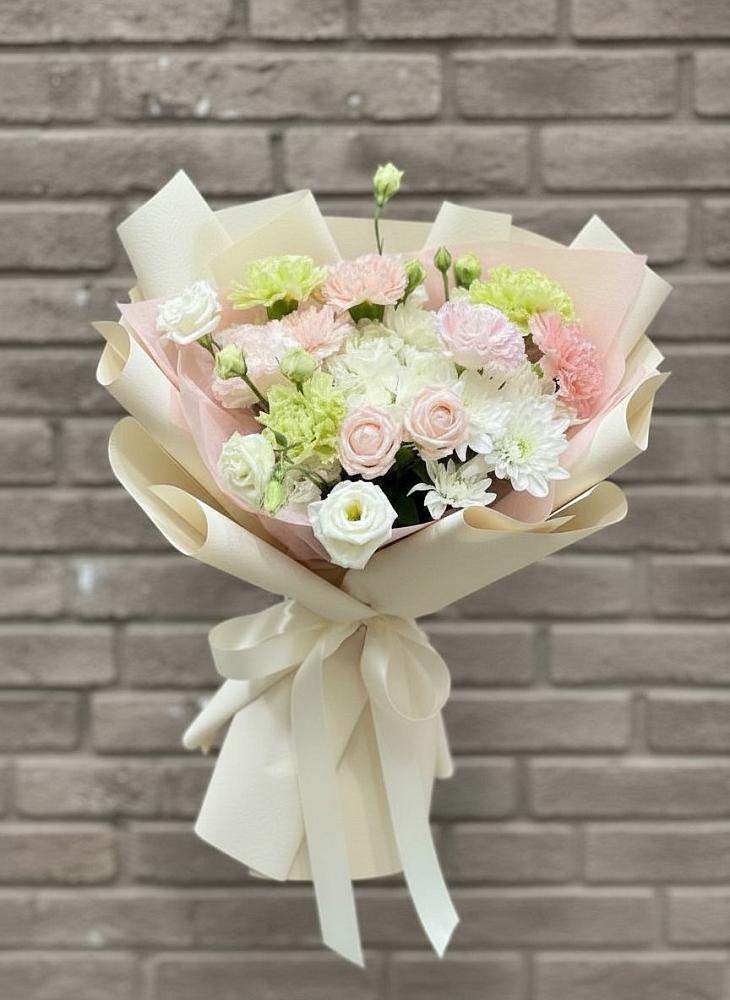 Букет цветов из: Гвоздики, Розы, Лизиантусы и Хризантемы в Михнево