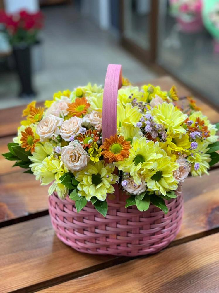 Цветочная композиция из Хризантемы и Розы в корзине в Михнево