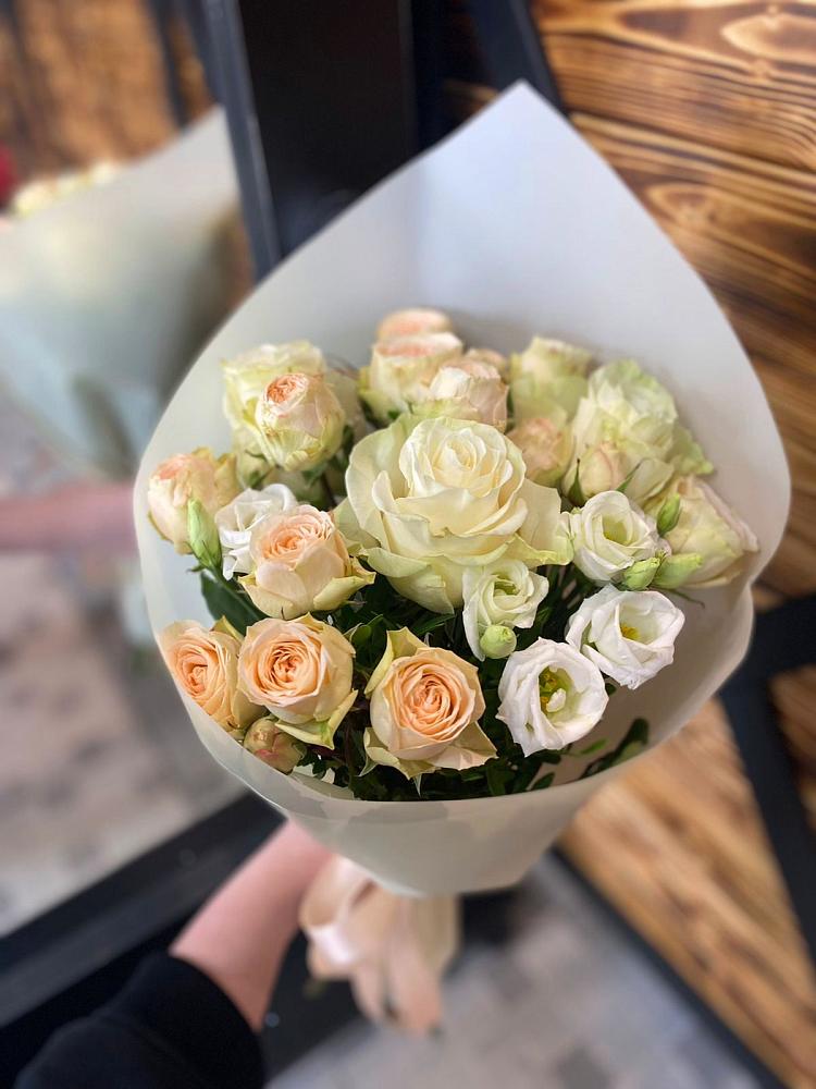 Букет цветов из: Розы и Лизиантусы в Михнево